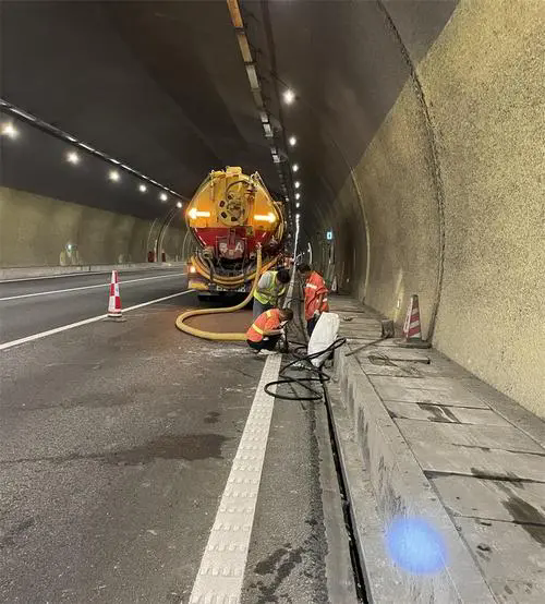 楚雄隧道排水渠清淤